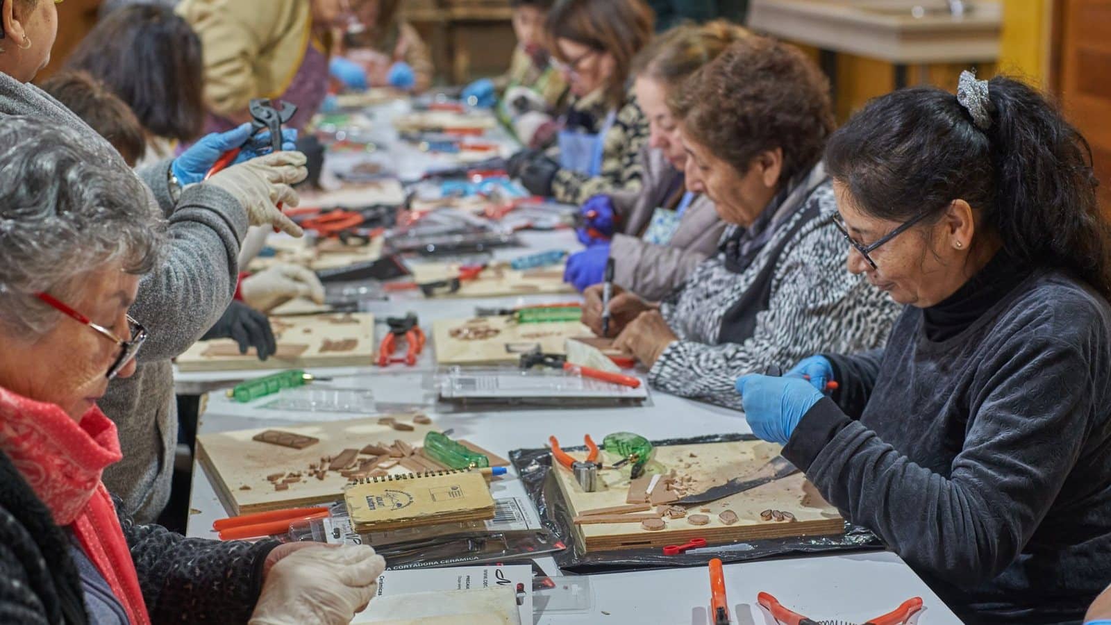 Taller artístico en una casa de cultura de un municipio colombiano