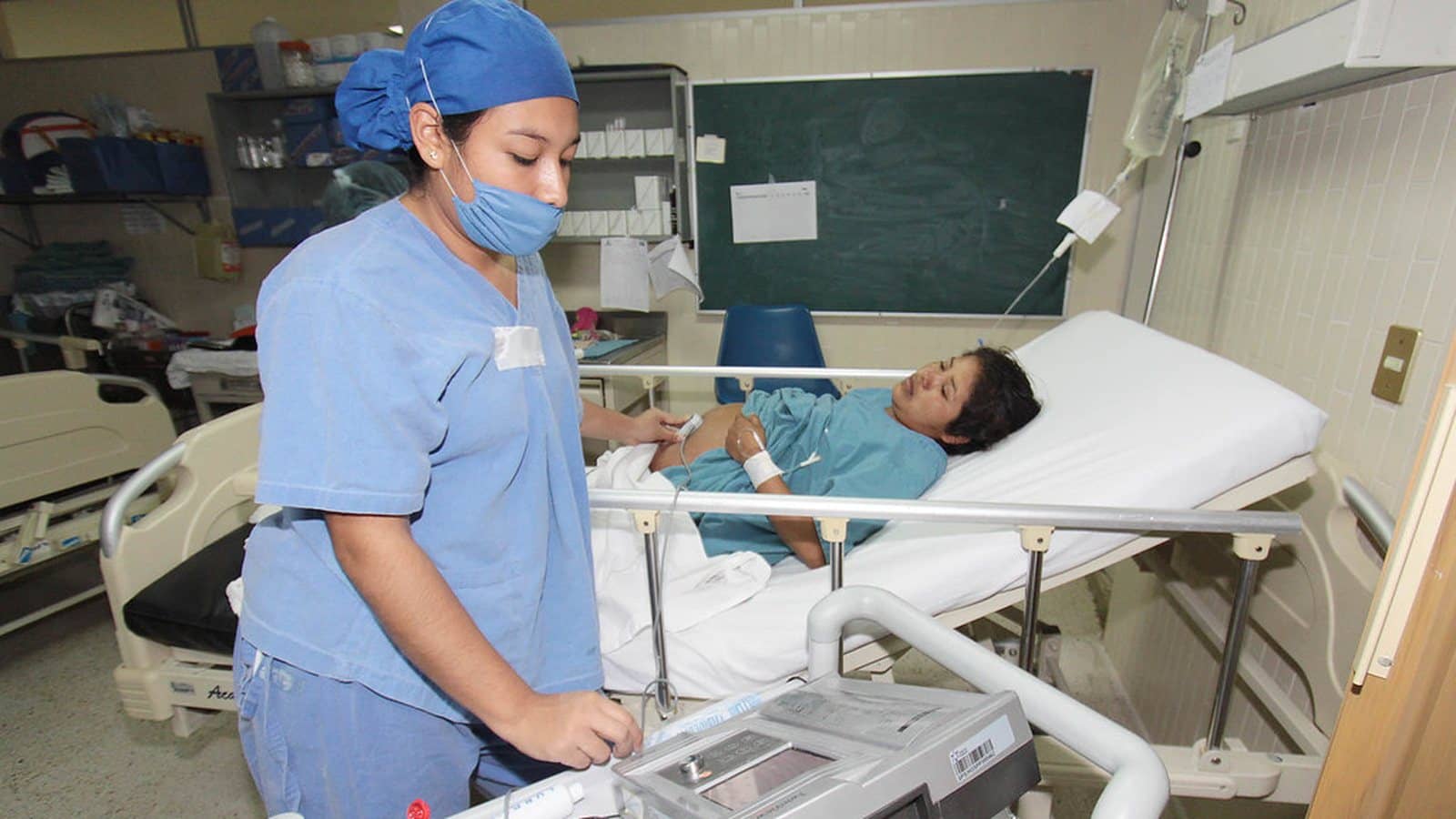 Auxiliar de enfermería en un puesto de salud rural colombiano registrando una atención