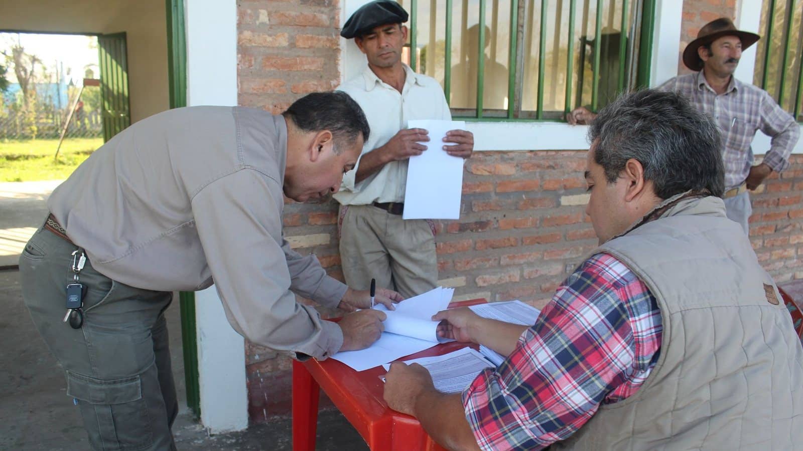 Equipo de una fundación colombiana trabajando con la comunidad en una sede rural conectada