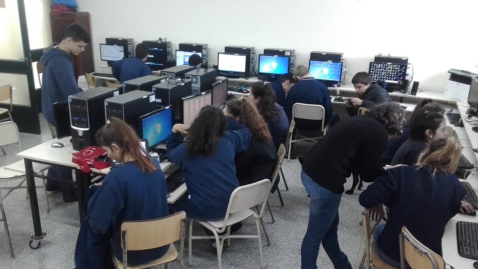 Estudiantes de una sede educativa rural en Colombia usando computadores conectados a Internet satelital