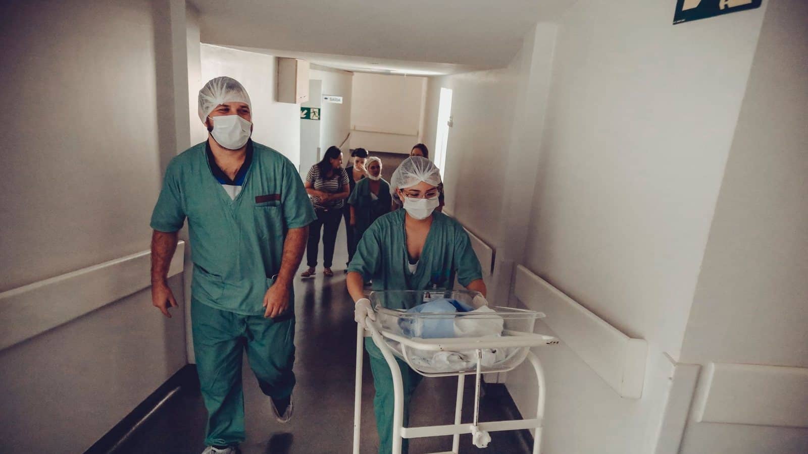 Sede de una Empresa Social del Estado en un municipio colombiano con personal administrativo conectado