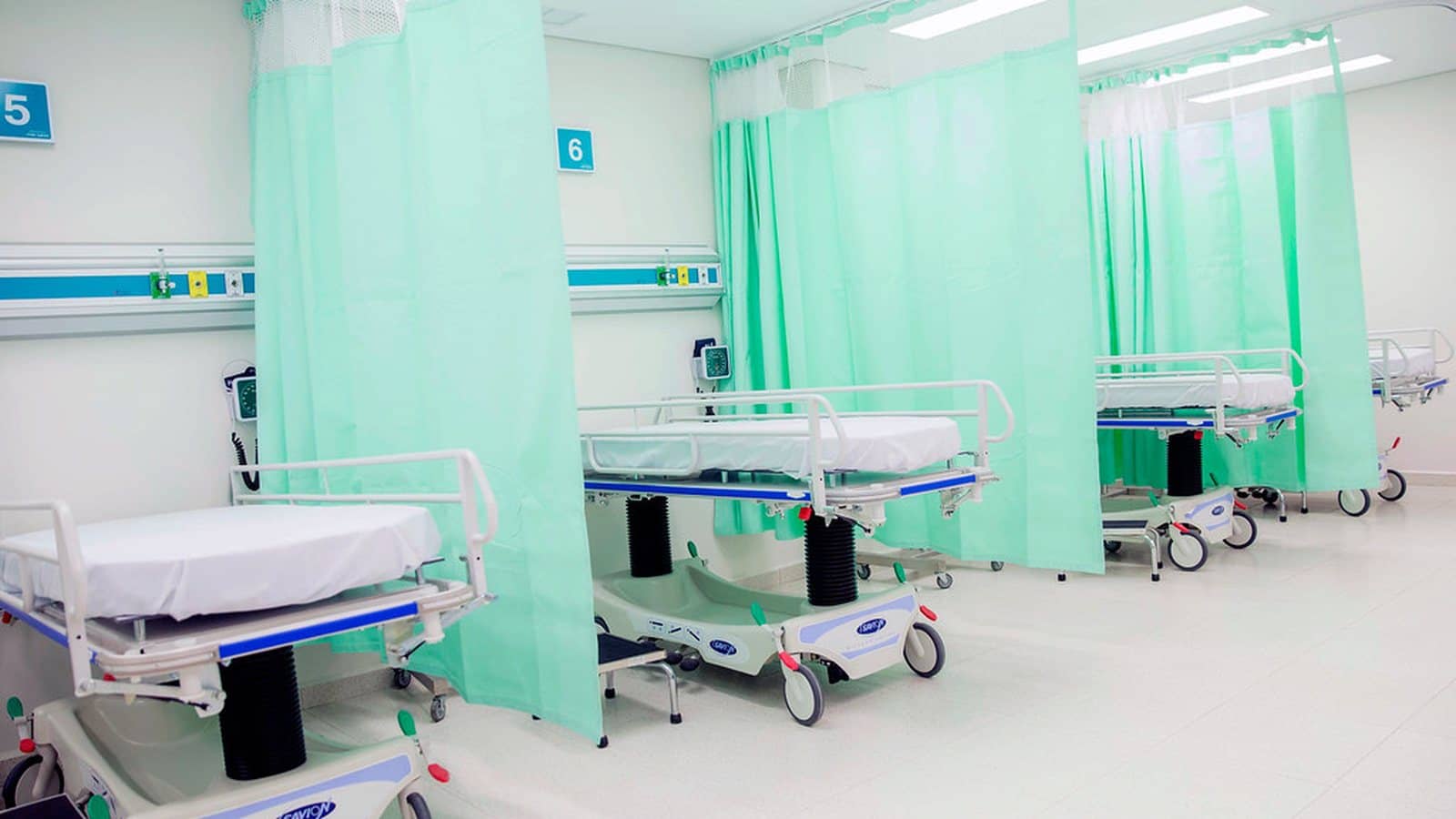 Personal de un hospital colombiano trabajando en el sistema de historia clínica con conexión satelital