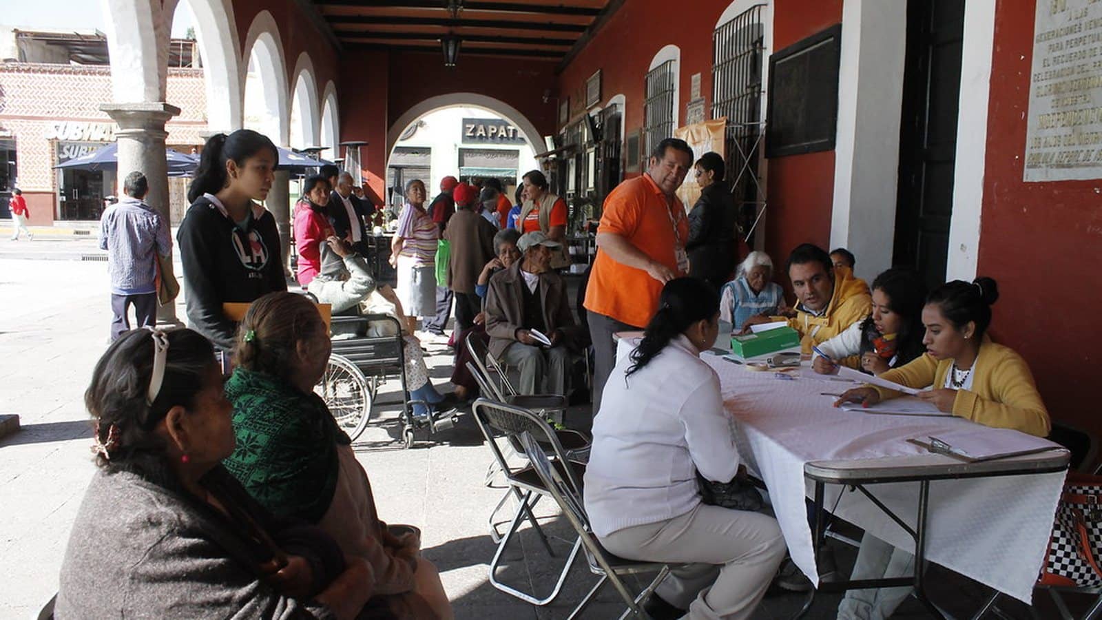 Consultorio de una IPS colombiana con personal registrando la atención en el sistema
